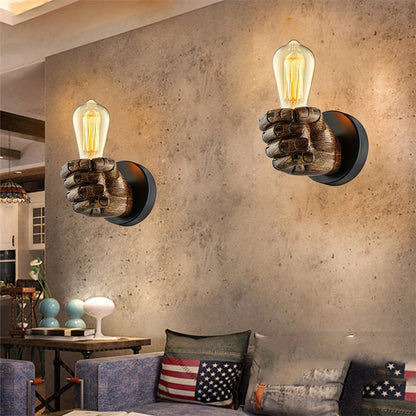 Handvorm Wandlamp Met Sculpturale Industriële Uitstraling Voor Warme Accentverlichting