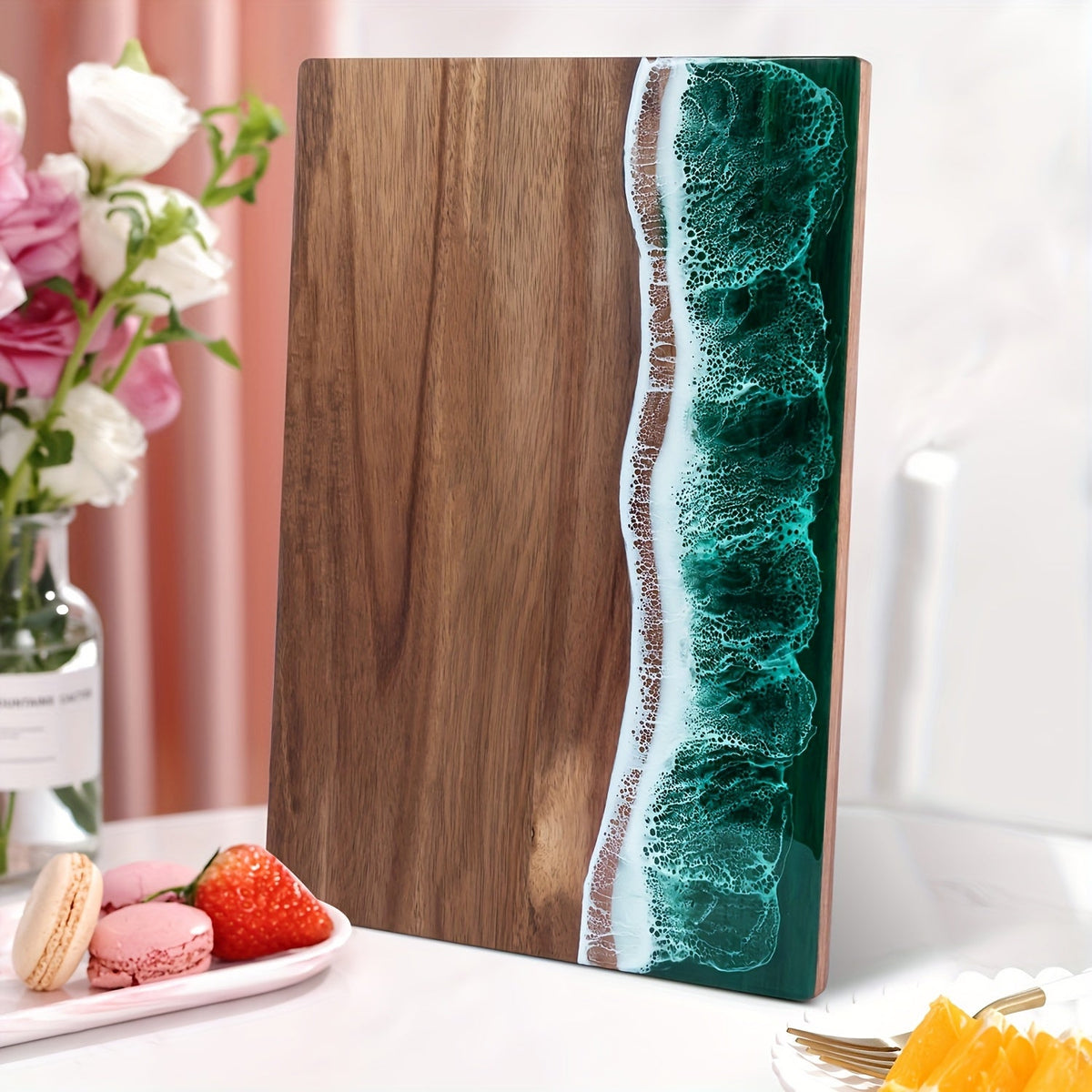 Houten Snijplank Met Resinaccent Voor Functionele En Decoratieve Keukenpresentatie