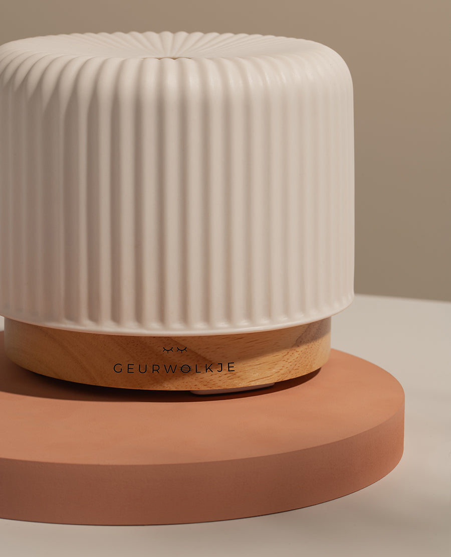 Keramische Geurverspreider Met Ultralydtechniek En Houten Basis