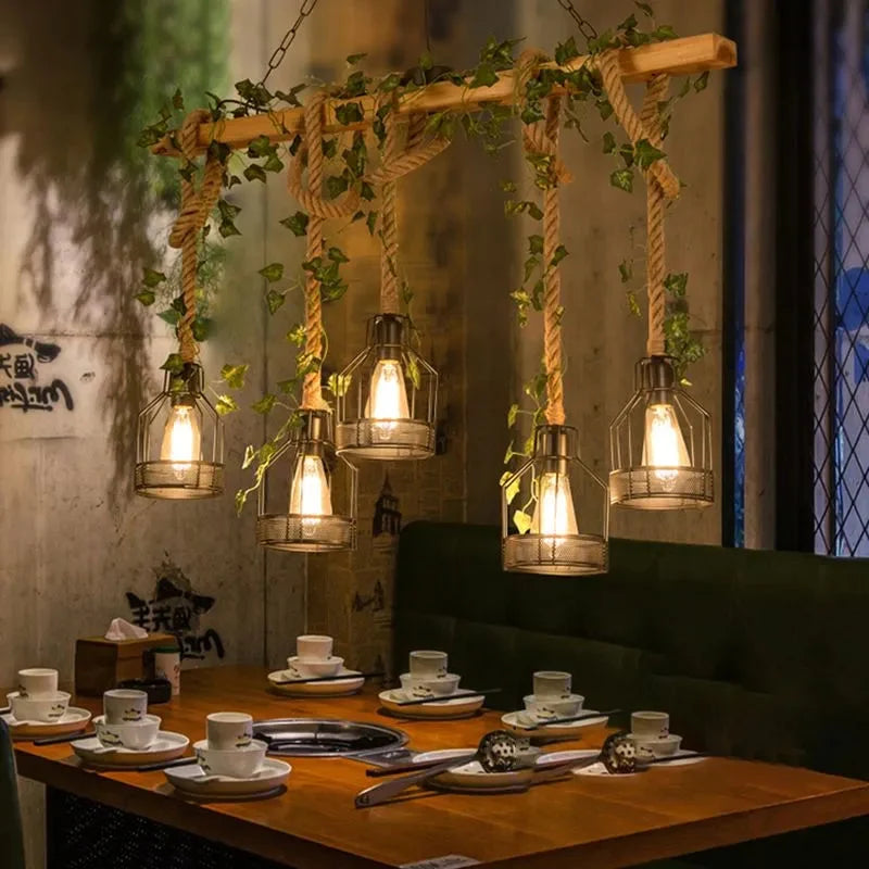 Rustieke Hanglamp met Houten Balk en Metalen Kooikappen