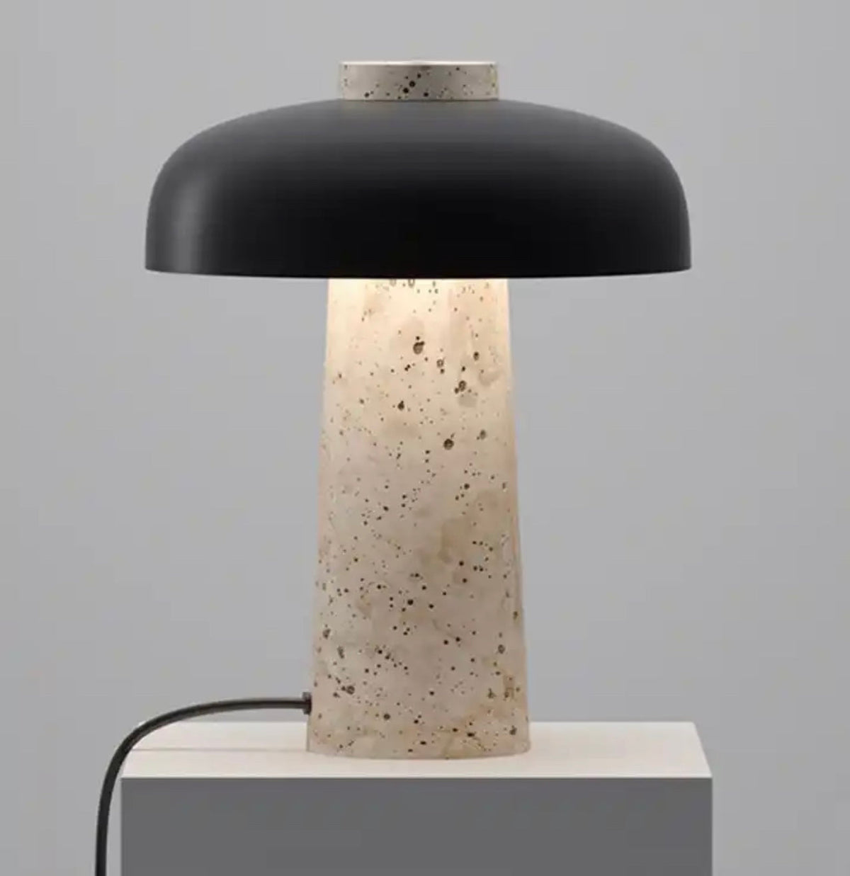 Minimalistische Tafellamp Met Natuurlijke Stenen Voet En LED-Verlichting