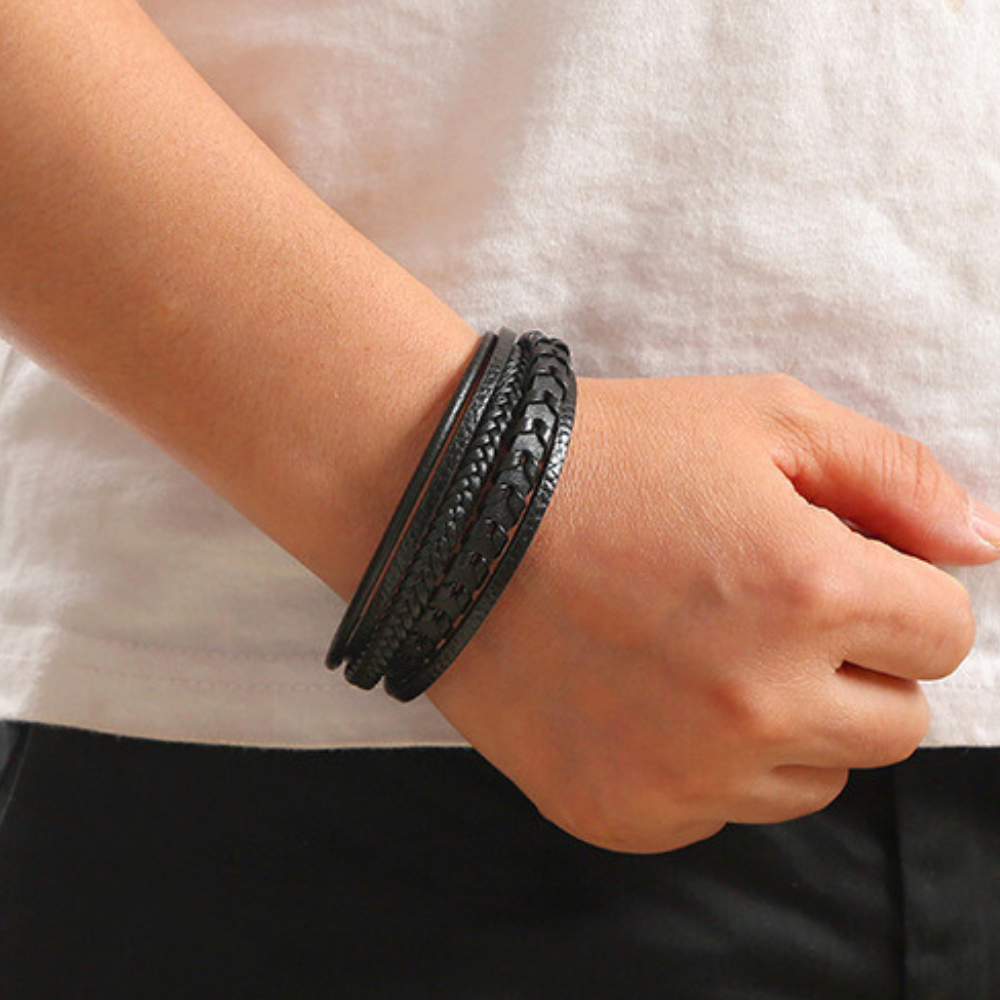 Gevlochten Leren Armband Met Magneetsluiting Voor Een Tijdloze En Verzorgde Uitstraling
