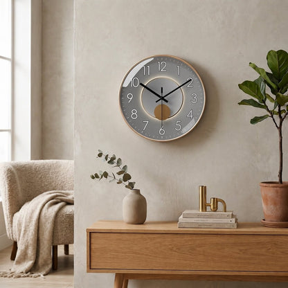 Ronde Wandklok Met Donker Uurwerk, Driedimensionaal Detail En Dagelijks Strak Design