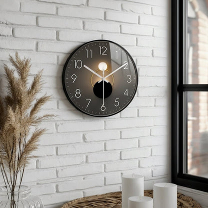 Ronde Wandklok Met Donker Uurwerk, Driedimensionaal Detail En Dagelijks Strak Design