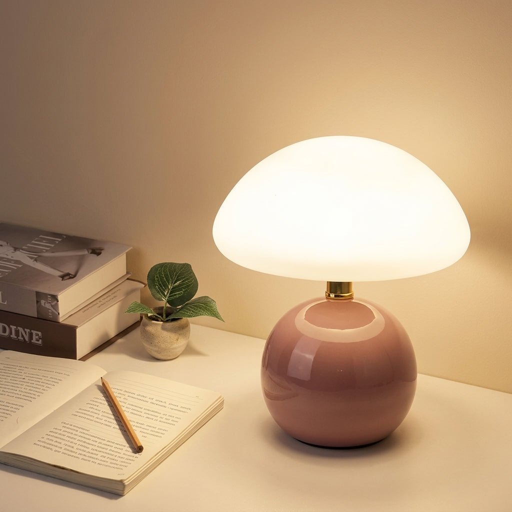 Tafellamp Met Ronde Basis En Brede Kap Voor Zachte Binnenverlichting