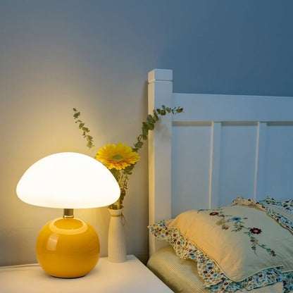 Tafellamp Met Ronde Basis En Brede Kap Voor Zachte Binnenverlichting