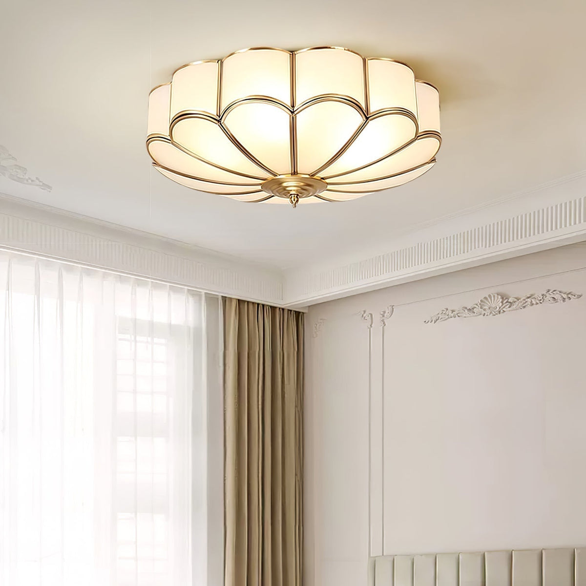 Art Deco Plafondlamp Met Bloemmotief En Matglazen Kap