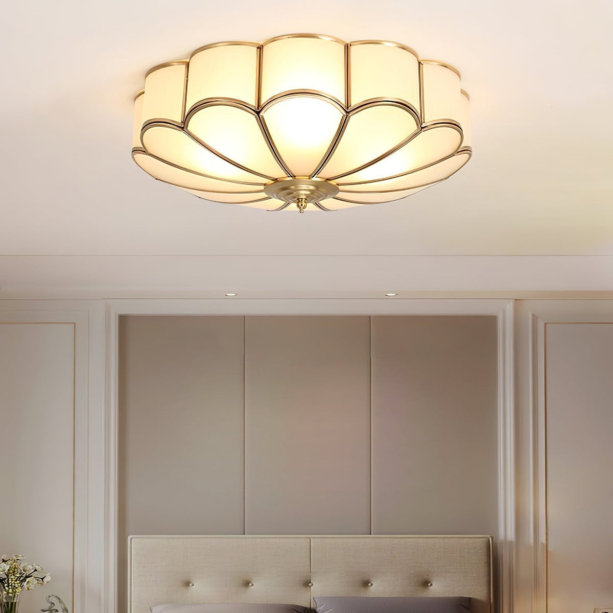 Art Deco Plafondlamp Met Bloemmotief En Matglazen Kap