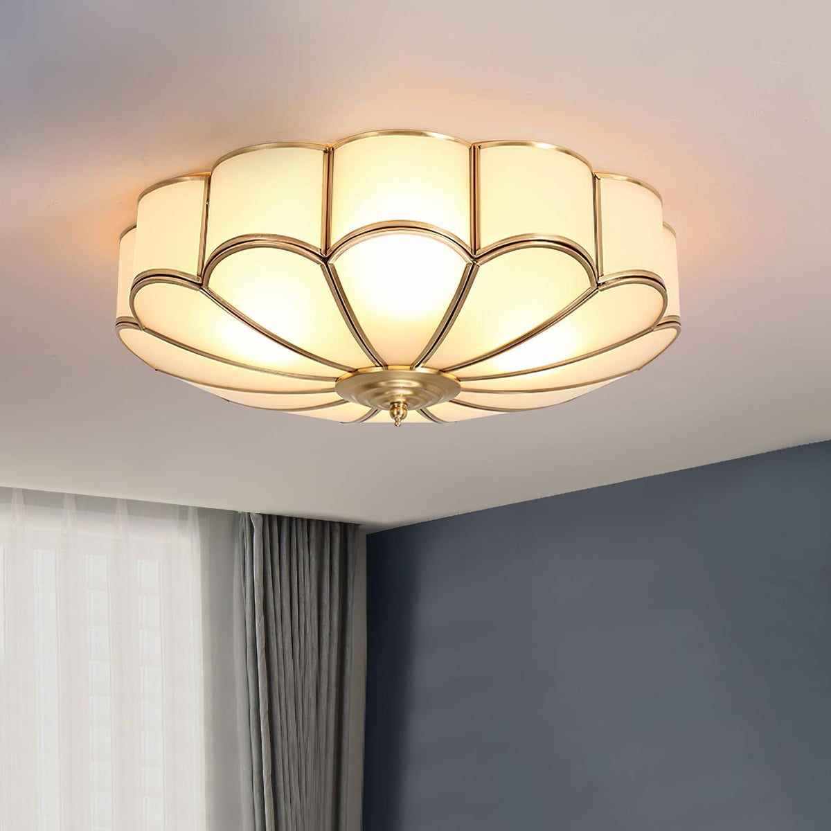 Art Deco Plafondlamp Met Bloemmotief En Matglazen Kap