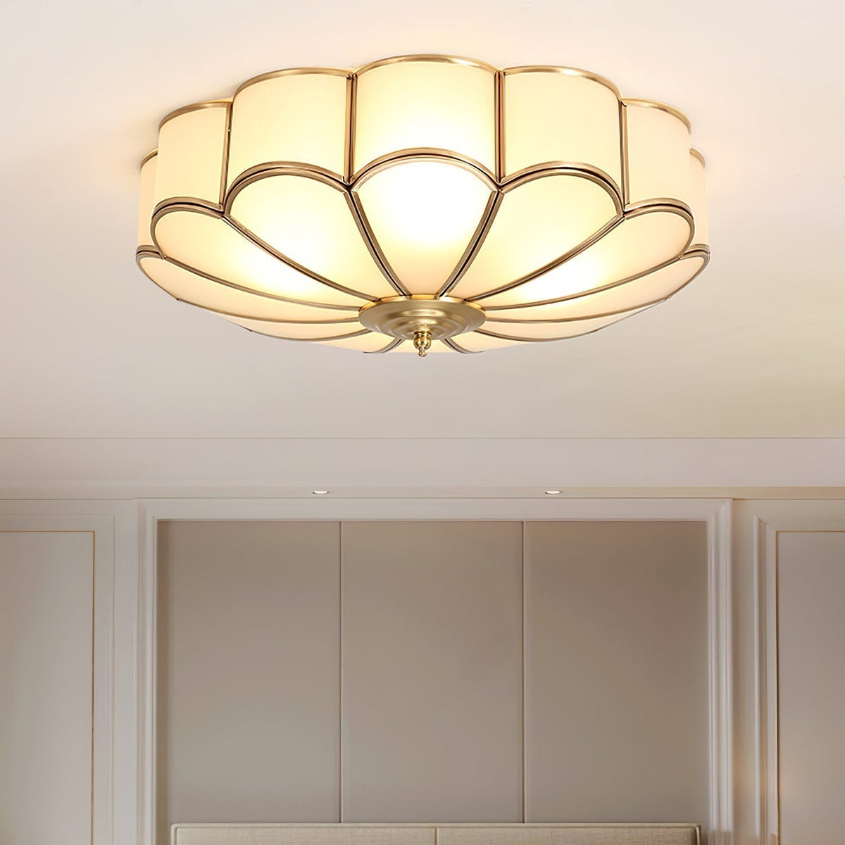 Art Deco Plafondlamp Met Bloemmotief En Matglazen Kap