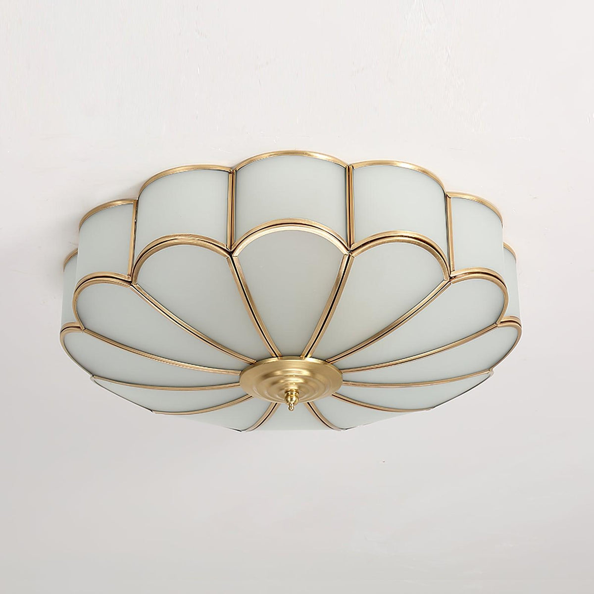 Art Deco Plafondlamp Met Bloemmotief En Matglazen Kap