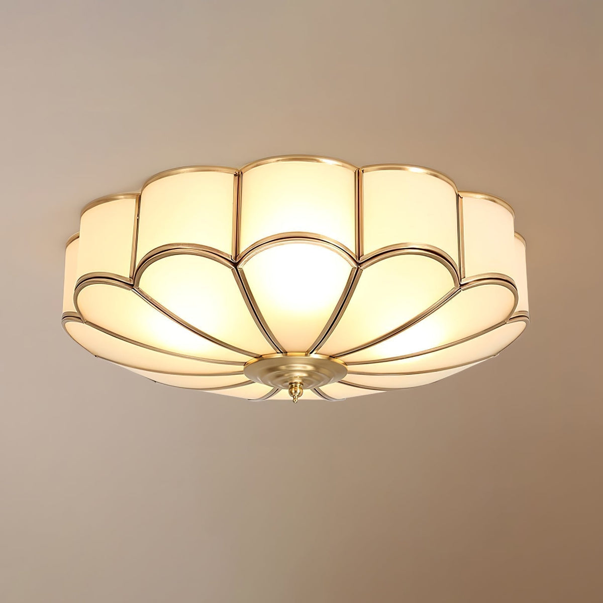 Art Deco Plafondlamp Met Bloemmotief En Matglazen Kap