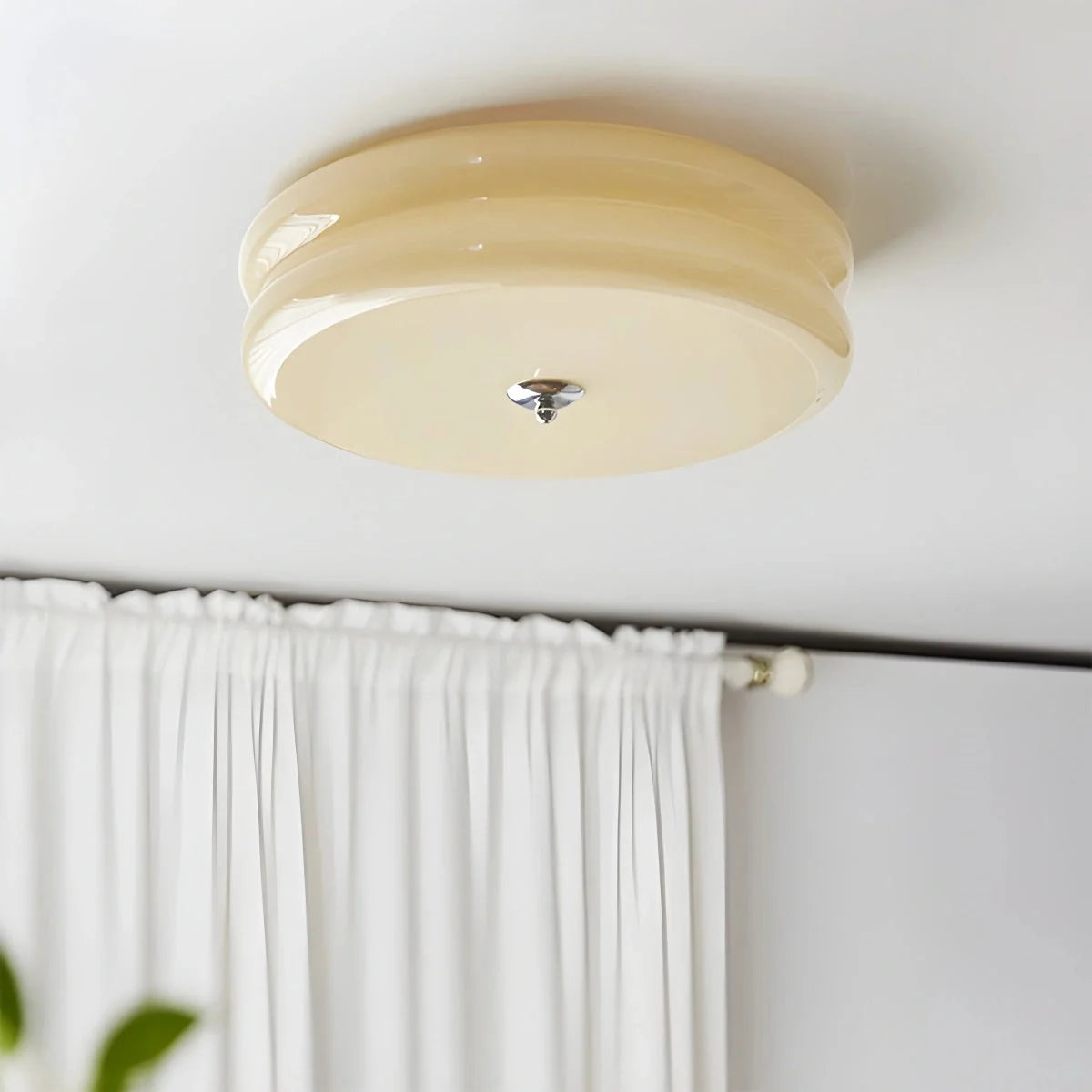 Art Deco Plafondlamp Met Gelaagde Glazen Kap Voor Tijdloze Sfeerverlichting