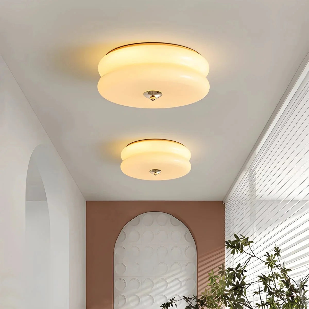 Art Deco Plafondlamp Met Gelaagde Glazen Kap Voor Tijdloze Sfeerverlichting