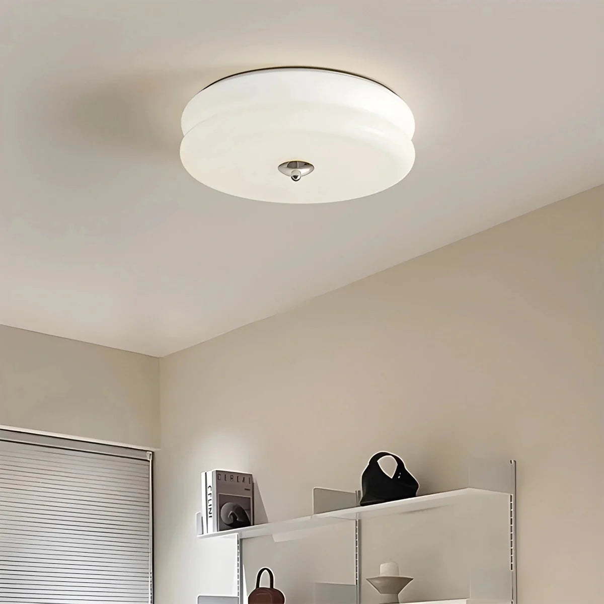 Art Deco Plafondlamp Met Gelaagde Glazen Kap Voor Tijdloze Sfeerverlichting