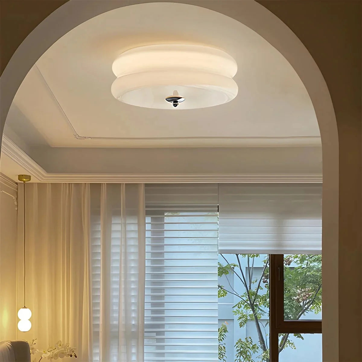Art Deco Plafondlamp Met Gelaagde Glazen Kap Voor Tijdloze Sfeerverlichting