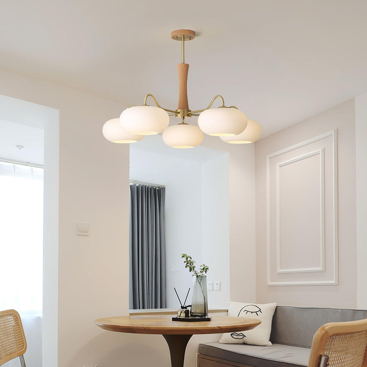 Retro Plafondlamp Met Glazen Kappen En Messing Armen