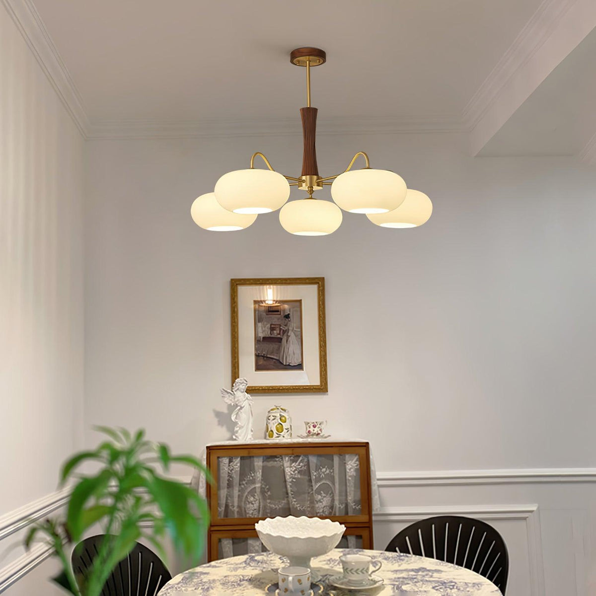 Retro Plafondlamp Met Glazen Kappen En Messing Armen