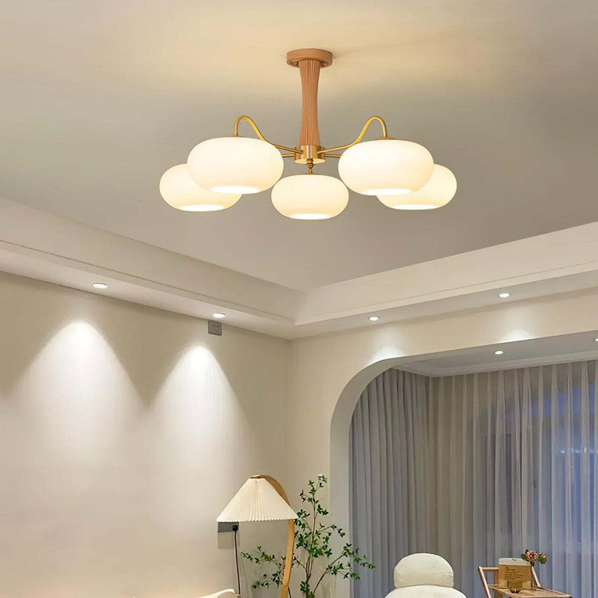 Retro Plafondlamp Met Glazen Kappen En Messing Armen