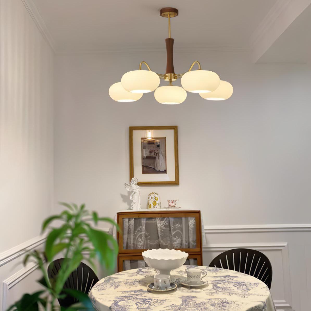 Retro Plafondlamp Met Glazen Kappen En Messing Armen