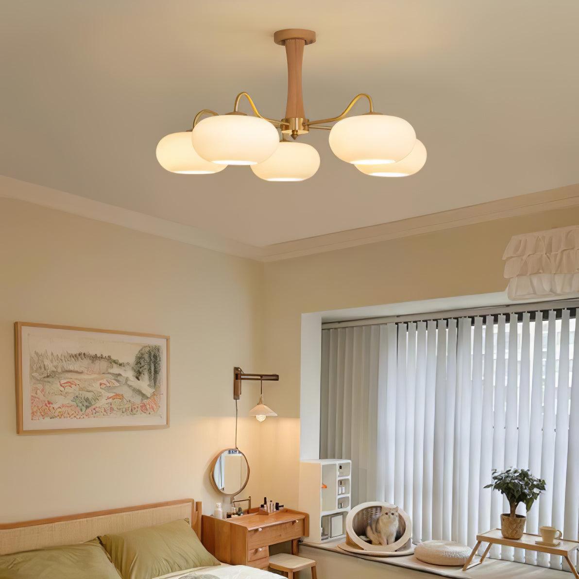 Retro Plafondlamp Met Glazen Kappen En Messing Armen