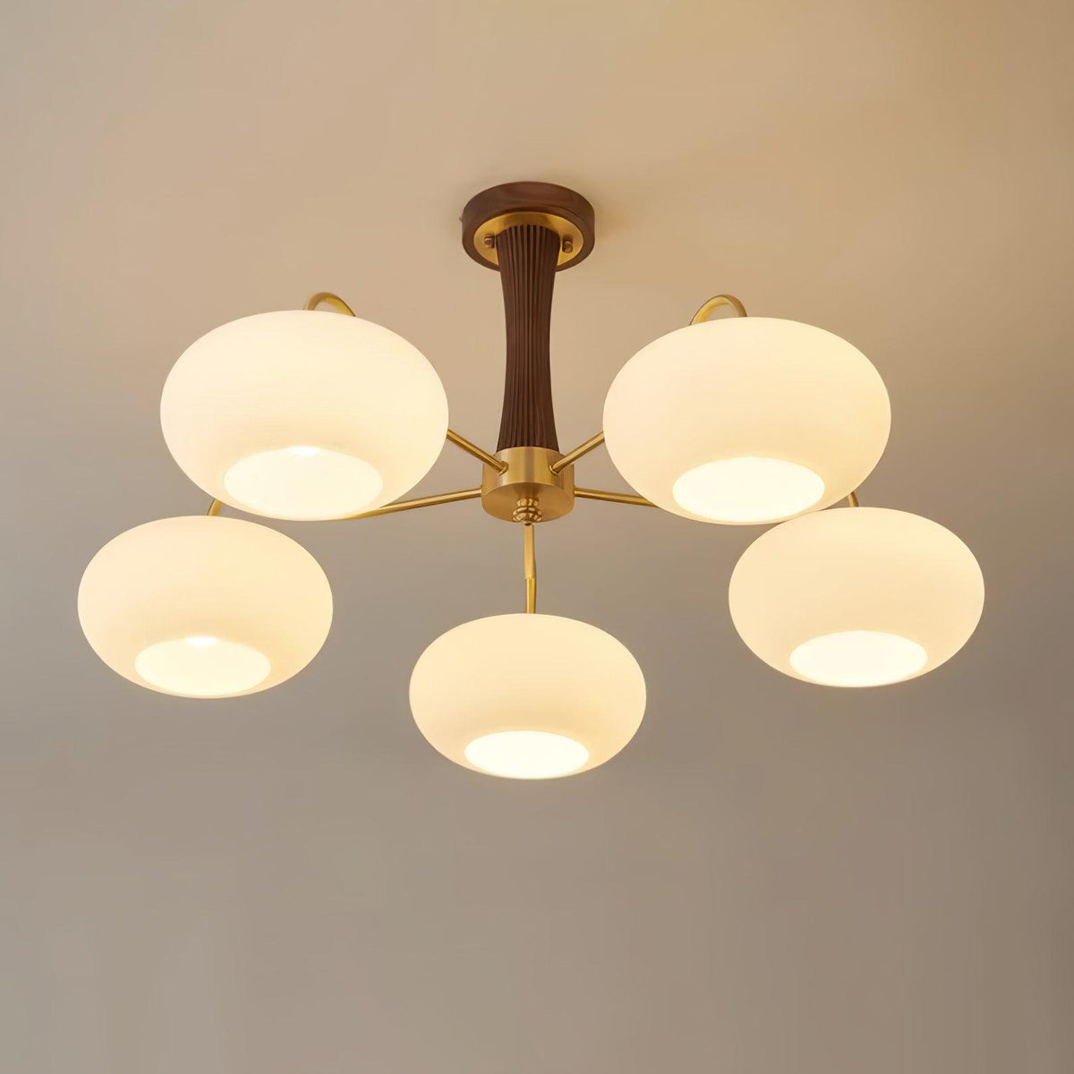Retro Plafondlamp Met Glazen Kappen En Messing Armen