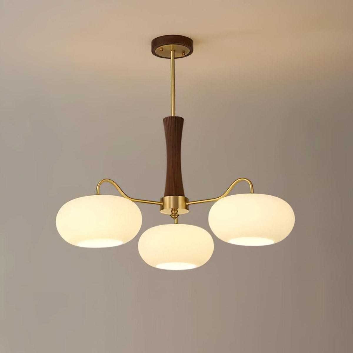Retro Plafondlamp Met Glazen Kappen En Messing Armen