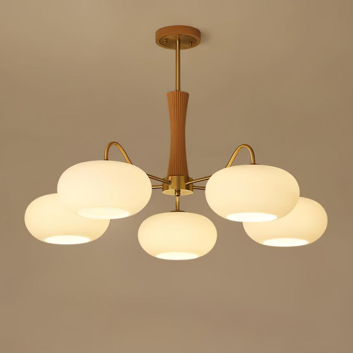 Retro Plafondlamp Met Glazen Kappen En Messing Armen