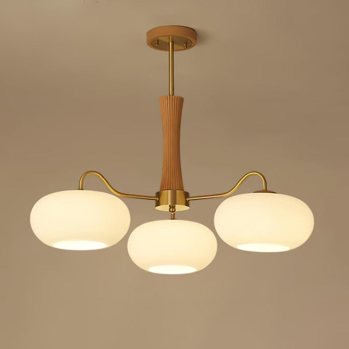 Retro Plafondlamp Met Glazen Kappen En Messing Armen