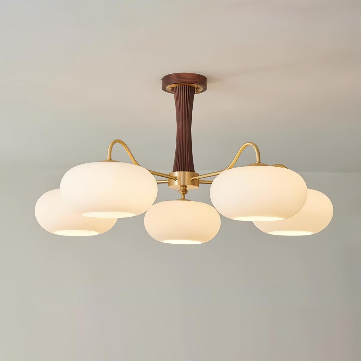 Retro Plafondlamp Met Glazen Kappen En Messing Armen