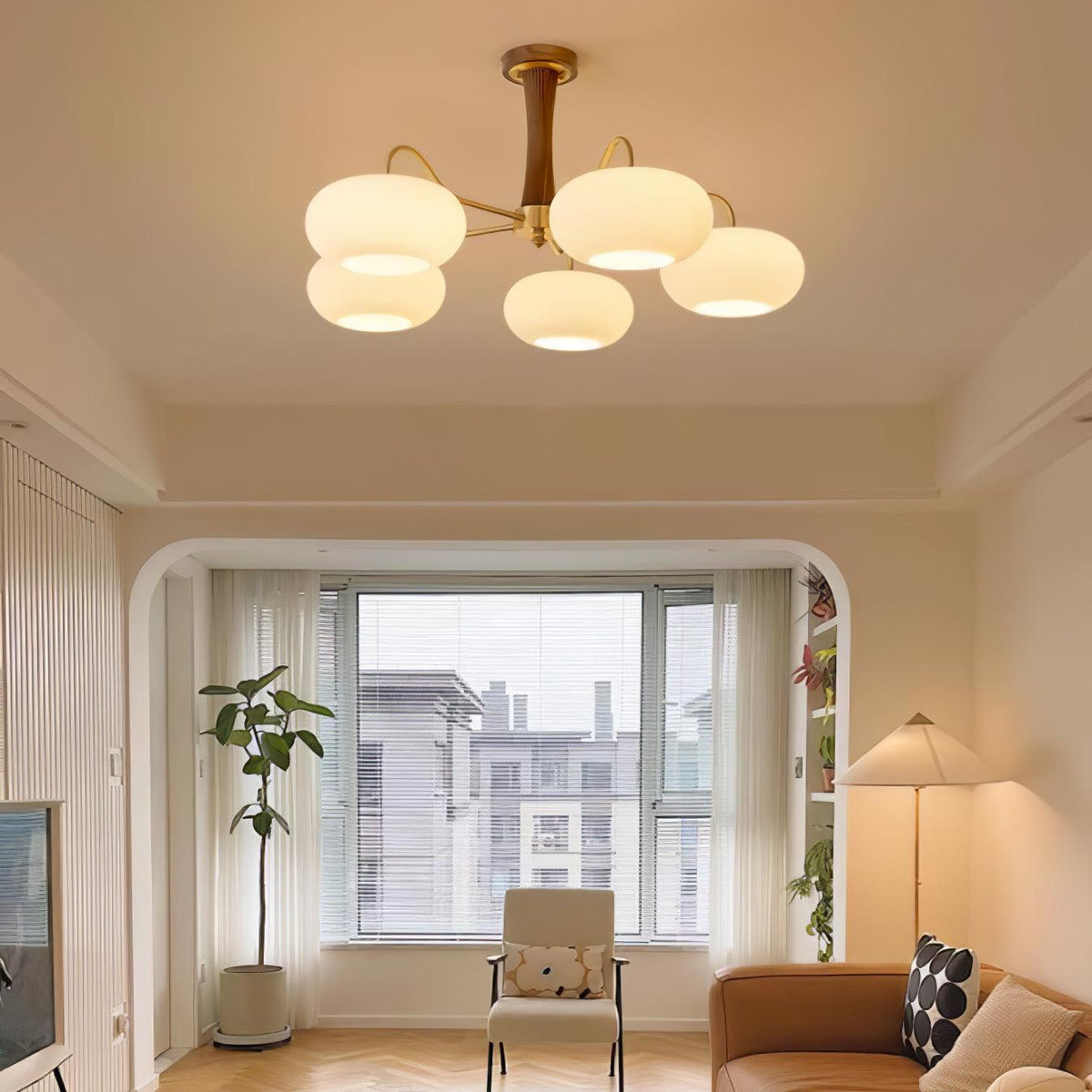 Retro Plafondlamp Met Glazen Kappen En Messing Armen