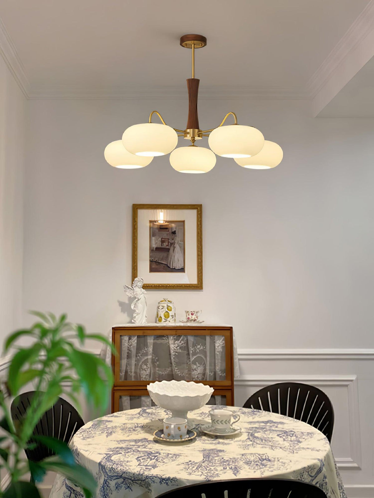 Retro Plafondlamp Met Glazen Kappen En Messing Armen