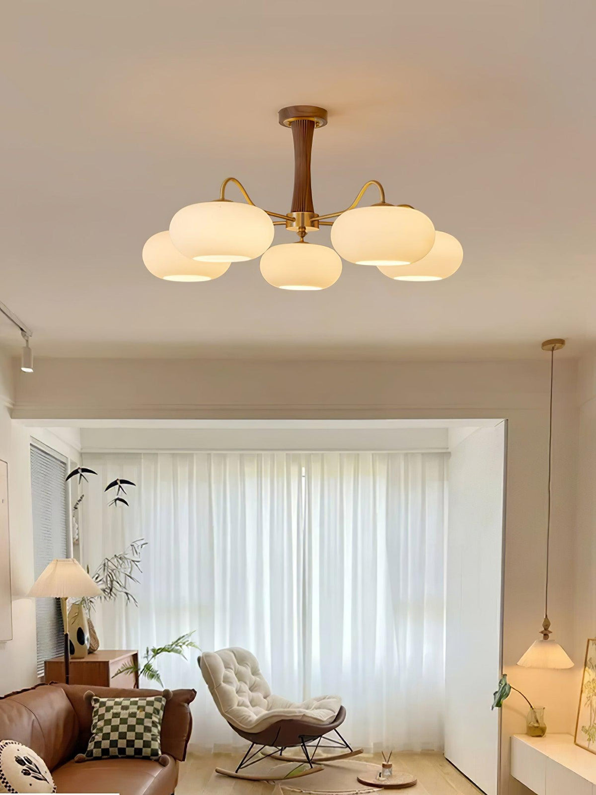 Retro Plafondlamp Met Glazen Kappen En Messing Armen