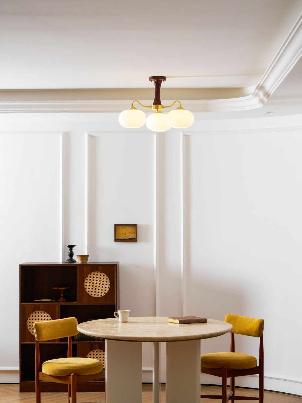 Retro Plafondlamp Met Glazen Kappen En Messing Armen