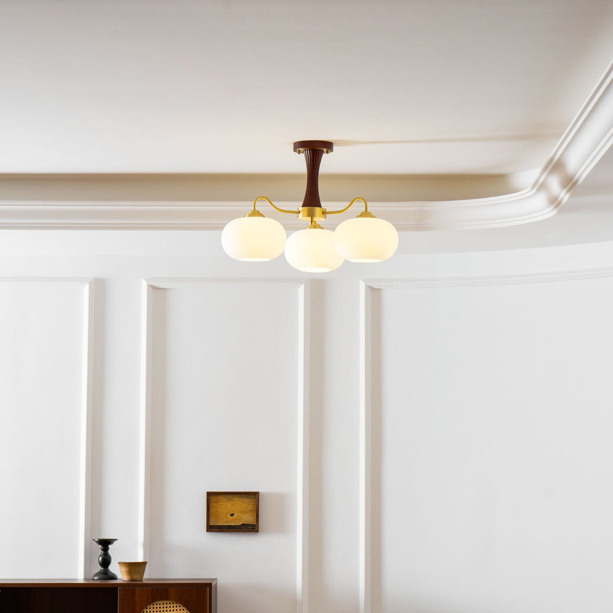 Retro Plafondlamp Met Glazen Kappen En Messing Armen