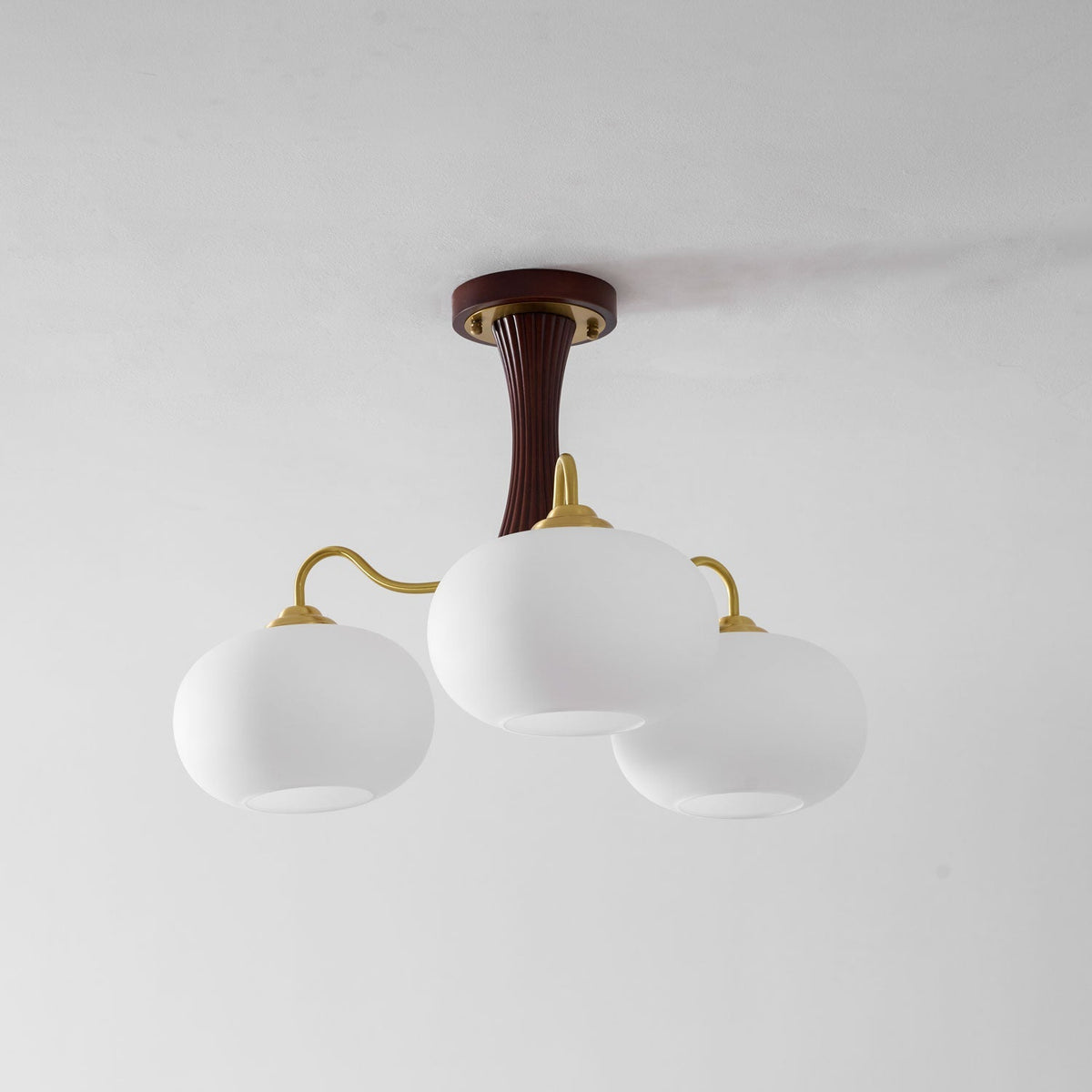 Retro Plafondlamp Met Glazen Kappen En Messing Armen