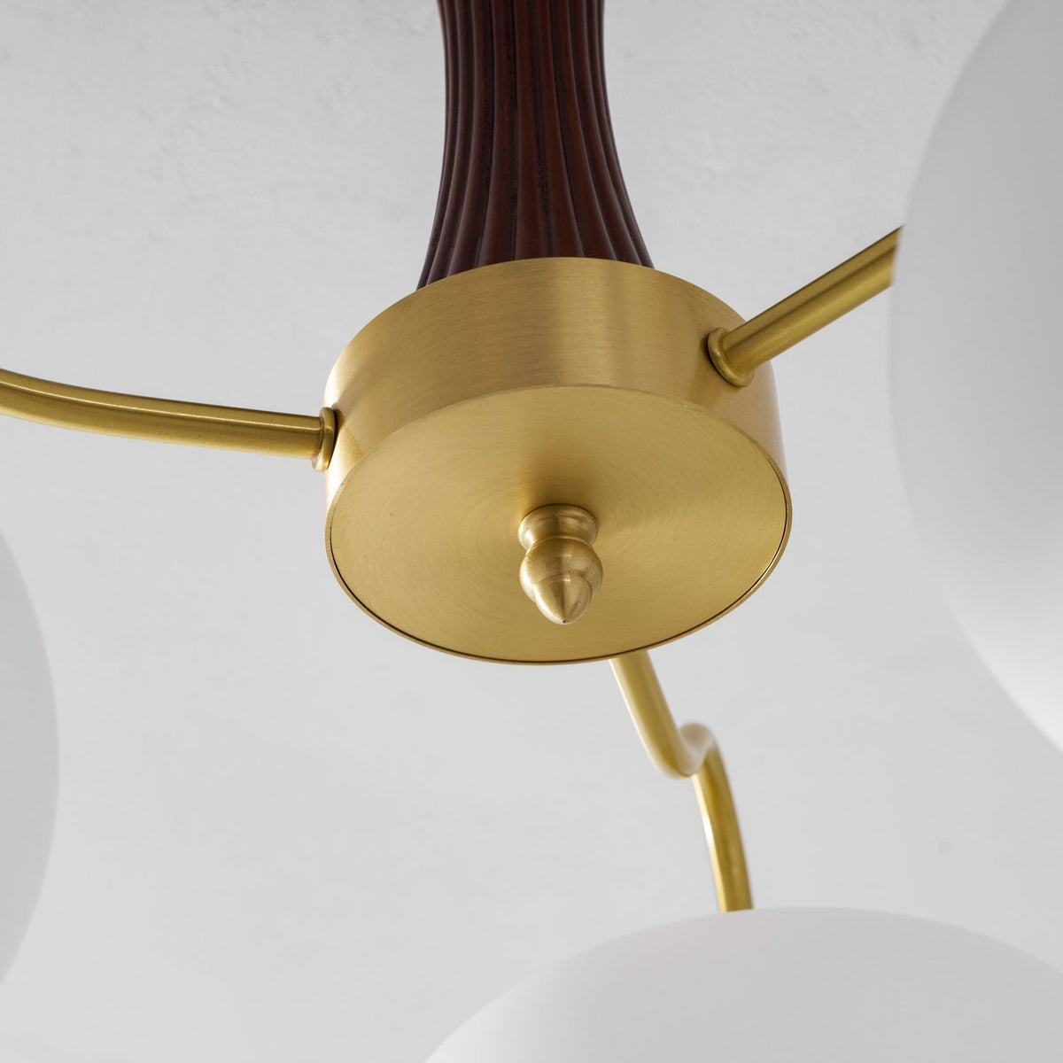 Retro Plafondlamp Met Glazen Kappen En Messing Armen