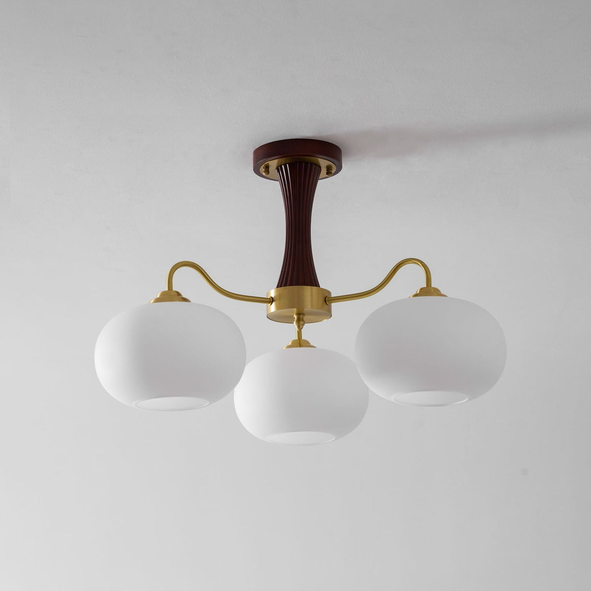 Retro Plafondlamp Met Glazen Kappen En Messing Armen