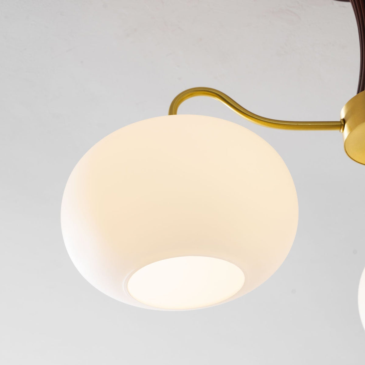 Retro Plafondlamp Met Glazen Kappen En Messing Armen