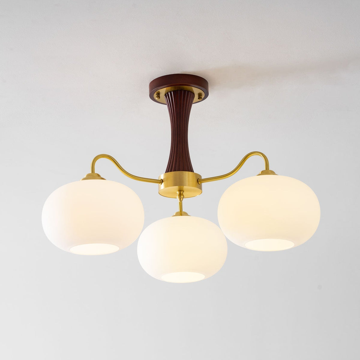 Retro Plafondlamp Met Glazen Kappen En Messing Armen