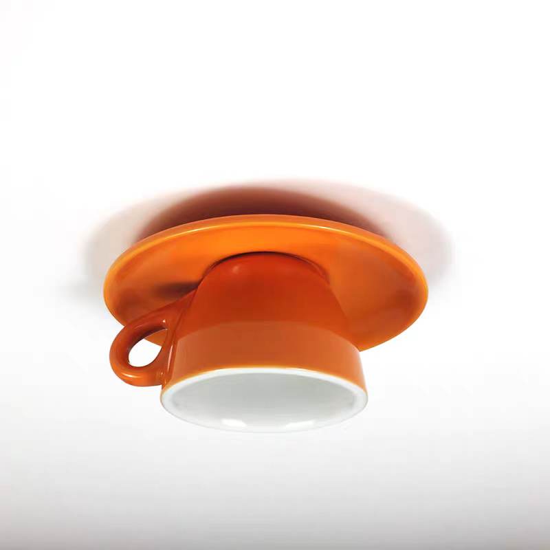 Retro Plafondlamp Met Theekopjesdesign Voor Speelse Interieurs