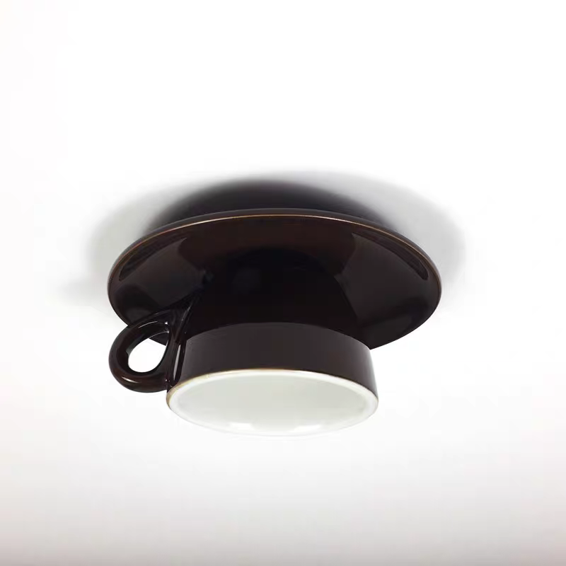 Retro Plafondlamp Met Theekopjesdesign Voor Speelse Interieurs