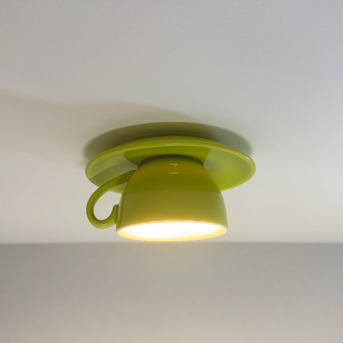 Retro Plafondlamp Met Theekopjesdesign Voor Speelse Interieurs