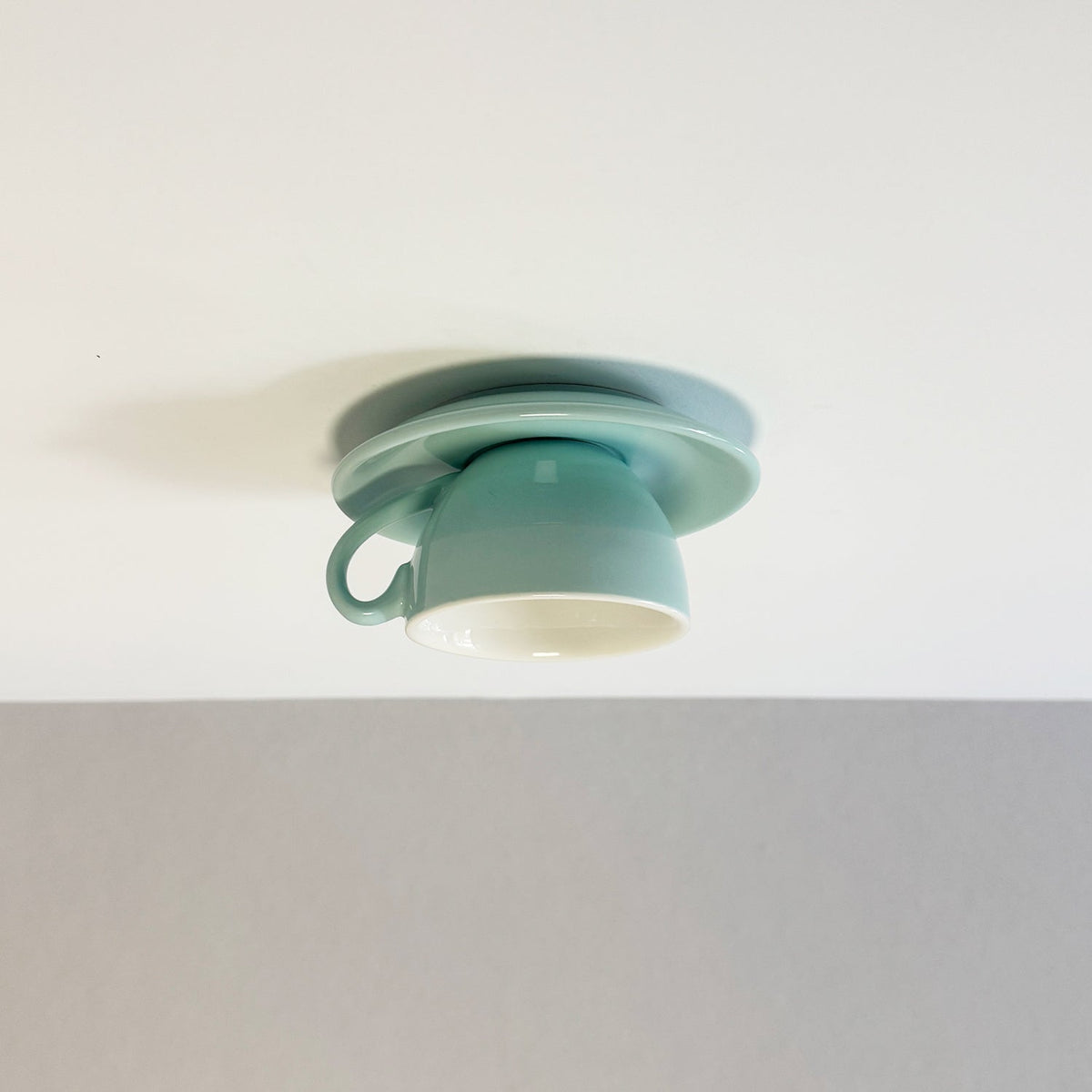 Retro Plafondlamp Met Theekopjesdesign Voor Speelse Interieurs