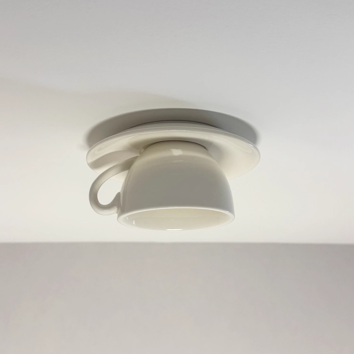 Retro Plafondlamp Met Theekopjesdesign Voor Speelse Interieurs
