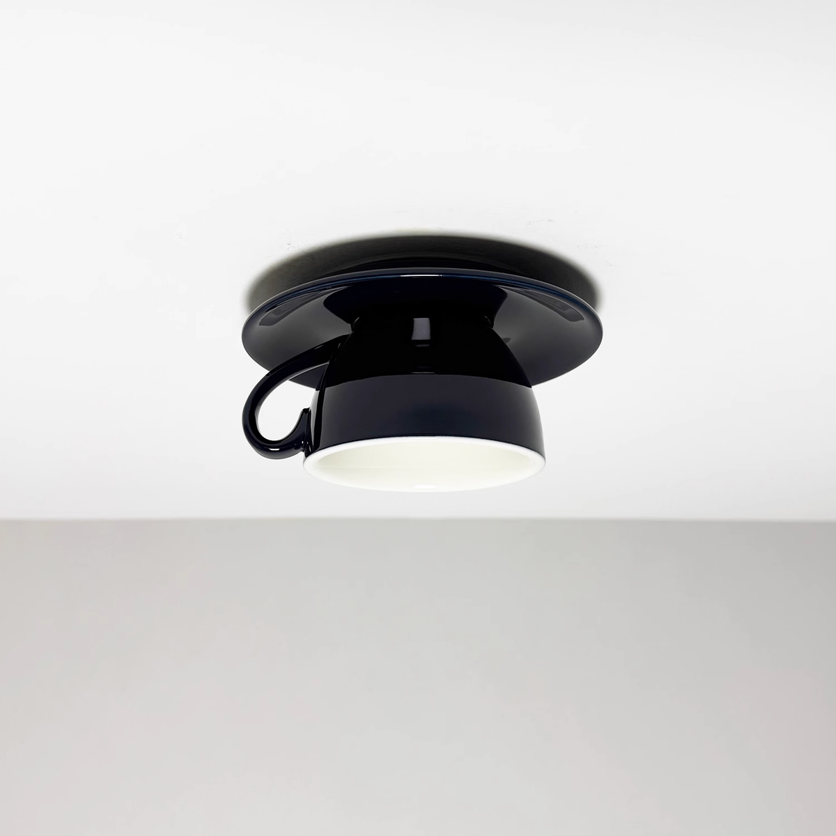 Retro Plafondlamp Met Theekopjesdesign Voor Speelse Interieurs