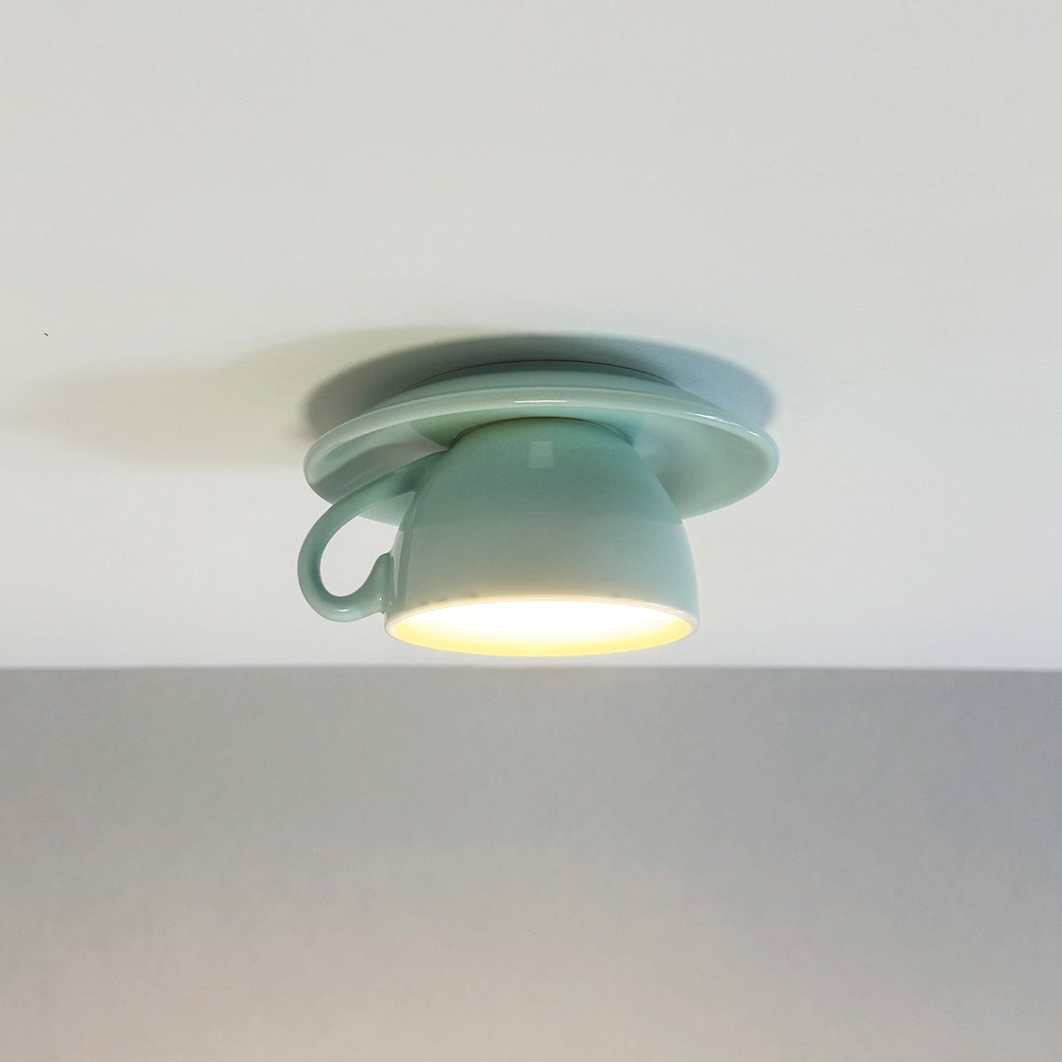 Retro Plafondlamp Met Theekopjesdesign Voor Speelse Interieurs