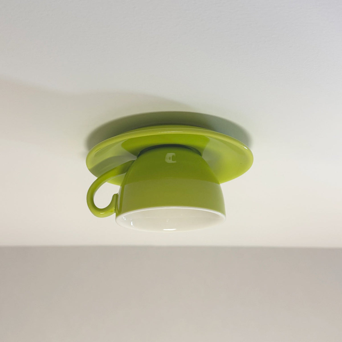 Retro Plafondlamp Met Theekopjesdesign Voor Speelse Interieurs