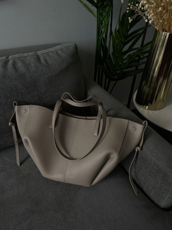 Luxe Tote Tas Met Ruime Opbergvakken En Tijdloze Uitstraling