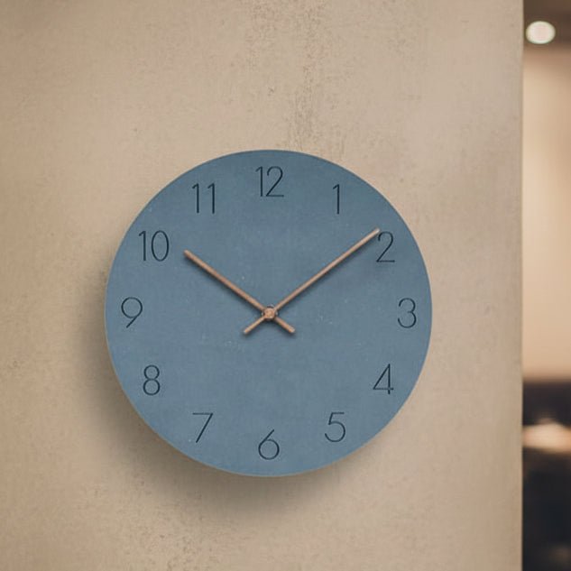 Minimalistische Wandklok met Stil Uurwerk en Walnotenhouten Wijzers